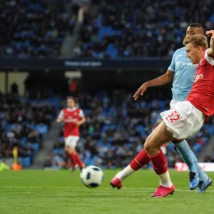 Nicklas Bendtner shoots past Man City goalkeeper Joe Hart to score the 3rd Arsenal goal