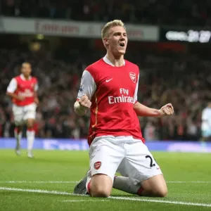 Nicklas Bendtner's Goal: Arsenal's First in 2:0 Win over Newcastle United, Carling Cup 3rd Round, Emirates Stadium (September 25, 2007) Nicklas Bendtner's Goal: Arsenal's First in 2:0 Win over Newcastle United, Carling Cup 3rd Round, Emirates Stadium (September 25, 2007)