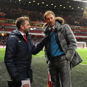 Nigel Mitchell von der ARSENAL-TV interviewt Tony Adams bei Halbzeit. Das Spiel endet mit einem Unentschieden, Arsenal - Manchester United 0-0