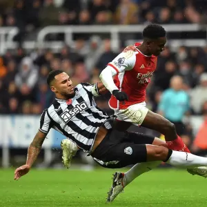 Nketiah vs Lascelles: Intense Battle in Newcastle United vs Arsenal FC, Premier League 2023-24