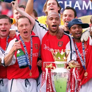 Oleg Luzhny, Lee Dixon, Thierry Henry, Richard Wright and Stuart Taylor celebrate