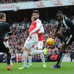Olivier Giroud (Arsenal) heads the ball between Robert Huth and Wes Morgan (Leicester) Olivier Giroud (Arsenal) heads the ball between Robert Huth and Wes Morgan (Leicester)