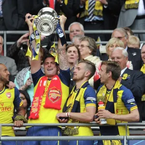 Olivier Giroud (Arsenal) lift the FA Cup after the match. Arsenal 4: 0 Aston Villa