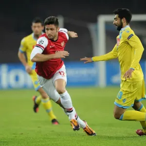 Olivier Giroud Outmaneuvers Raul Albiol in Napoli vs. Arsenal UEFA Champions League Clash Olivier Giroud Outmaneuvers Raul Albiol in Napoli vs. Arsenal UEFA Champions League Clash