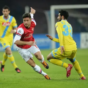 Olivier Giroud Outmaneuvers Raul Albiol in Napoli vs Arsenal UEFA Champions League Clash Olivier Giroud Outmaneuvers Raul Albiol in Napoli vs Arsenal UEFA Champions League Clash