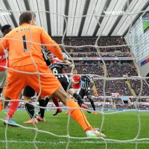 Olivier Giroud Scores Under Pressure: Newcastle United vs. Arsenal, Premier League 2014/15