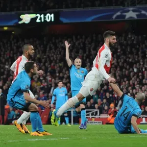 Olivier Giroud's Narrow Miss vs. Mascherano: Arsenal vs. Barcelona, UEFA Champions League 2016 Olivier Giroud's Narrow Miss vs. Mascherano: Arsenal vs. Barcelona, UEFA Champions League 2016