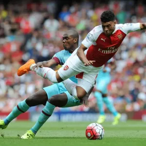 Oxlade-Chamberlain vs. Ogbonna: Intense Clash Between Arsenal's Winger and West Ham's Defender in 2015-16 Premier League