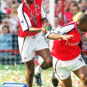 Patrick Vieira (Arsenal) celebrates after the match with Sylvain Wiltord
