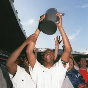 Patrick Vieira (Arsenal) celebrates winning the League
