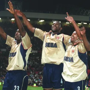 Patrick Vieira, Ashley Cole, Lauren y Sol Campbell celebran la victoria del campeonato de Arsenal después