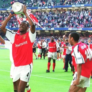 Patrick Vieira celebrates after the match. Arsenal 2: 0 Chelsea. The AXA F Patrick Vieira celebrates after the match. Arsenal 2: 0 Chelsea. The AXA F