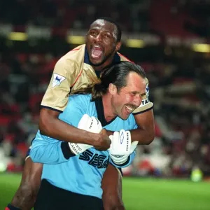 Patrik Vieira y David Samañ celebran la victoria de la Liga del Arsenal después del partido