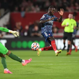Pepe Closes In: Intense Moment from Brentford vs Arsenal Premier League Clash Pepe Closes In: Intense Moment from Brentford vs Arsenal Premier League Clash