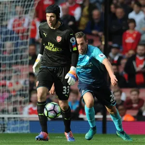 Petr Cech vs Gylfi Sigurdsson: A Premier League Battle at the Emirates