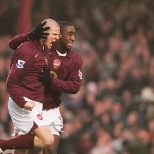 Filippo Senderos celebra anotando el segundo gol de Arsenal con Johan Djourou Filippo Senderos celebra anotando el segundo gol de Arsenal con Johan Djourou