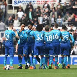 Pierre-Emerick Aubameyang and Joe Willock (Arsenal) hi five their team mates before