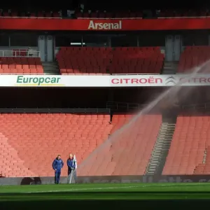 The pitch is watered before the match. Arsenal 2: 0 Middlesbrough. FA Cup 5th Round