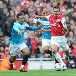Print of Robin van Persie outmaneuvering Kieran Richardson