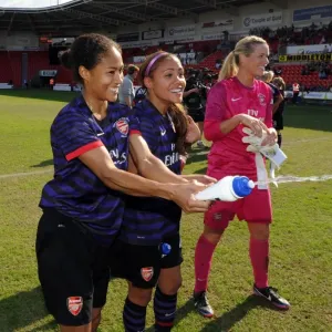 Rachel Yankey e Alex Scott (Arsenal) celebrano dopo il match. La squadra di donne dell'Arsenal vince con la misura di 3 a reti in palleggio Rachel Yankey e Alex Scott (Arsenal) celebrano dopo il match. La squadra di donne dell'Arsenal vince con la misura di 3 a reti in palleggio