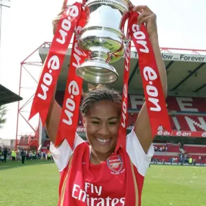 Rachel Yankey avec la Coupe de l'Association anglaise, Arsenal Rachel Yankey avec la Coupe de l'Association anglaise, Arsenal