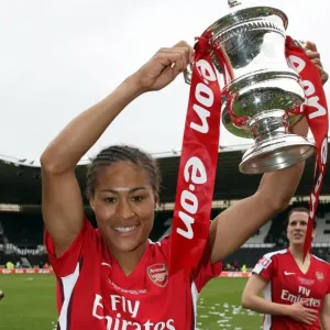 Rachel Yankey con la Copa de la Liga Femenina del Reino Unido.