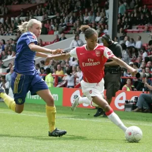 Rachel Yankey, de l'arsenal et Steph Houghton, du Leeds. Rachel Yankey, de l'arsenal et Steph Houghton, du Leeds.
