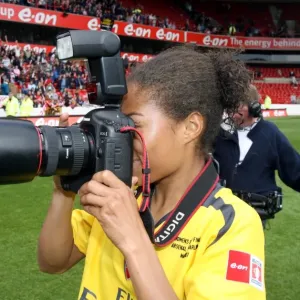 Rachel Yankey (Arsenal) prende alcune foto dopo il match Rachel Yankey (Arsenal) prende alcune foto dopo il match