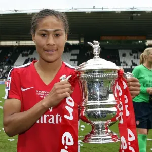 Rachael Yankey Celebra la victoria de la Copa FA con las damas del Arsenal.