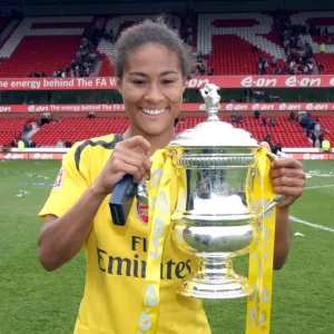Rachel Yankey con la Coppa dell'FA: La vittoria di Arsenal nella finale della Coppa femminile dell'FA contro l'Arsenal Charlton (2007) Rachel Yankey con la Coppa dell'FA: La vittoria di Arsenal nella finale della Coppa femminile dell'FA contro l'Arsenal Charlton (2007)