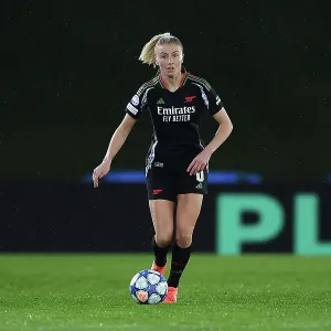 Real Madrid CF v Arsenal FC - UEFA Women's Champions League Quarter Finals First Leg Real Madrid CF v Arsenal FC - UEFA Women's Champions League Quarter Finals First Leg