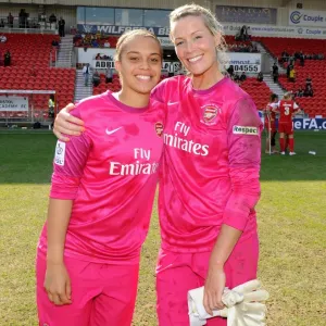 Rebecca Spencer e Emma Byrne (Arsenal). La finale della Coppa Nazionale Femminile di calcio vinta da Arsenal con i punti del risultato, che è stato segnale per la squadra nel torneo femminile 2007-08 Rebecca Spencer e Emma Byrne (Arsenal). La finale della Coppa Nazionale Femminile di calcio vinta da Arsenal con i punti del risultato, che è stato segnale per la squadra nel torneo femminile 2007-08