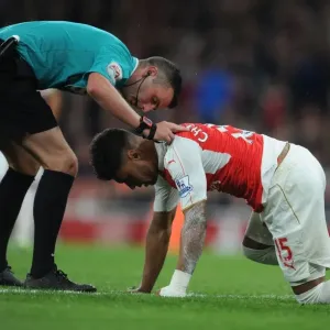 Referee Examines Oxlade-Chamberlain Amid Intense Arsenal vs. Liverpool Clash (2015/16) Referee Examines Oxlade-Chamberlain Amid Intense Arsenal vs. Liverpool Clash (2015/16)