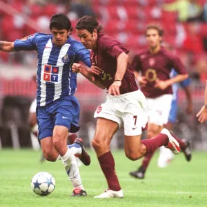 Robert Pires (Arsenal) Lucho Gonzalez (Porto). Arsenal 2: 1 Porto