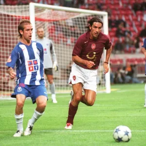 Robert Pires (Arsenal) Raul Meireles (Porto). Arsenal 2: 1 Porto