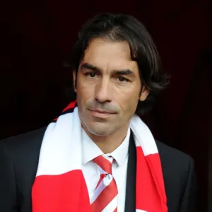Robert Pires ex Arsenal player. Arsenal 4: 1 Norwich City. Barclays Premier League Robert Pires ex Arsenal player. Arsenal 4: 1 Norwich City. Barclays Premier League