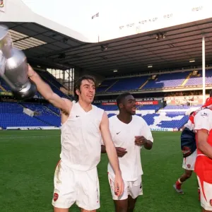 Robert Pires, Kolo Toure and Gilberto (Arsenal) celebrates at the end of the match Robert Pires, Kolo Toure and Gilberto (Arsenal) celebrates at the end of the match