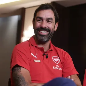 Robert Pires: A Legendary Reunion at the Bernabeu - Arsenal FC vs Real Madrid Legends (2018) Robert Pires: A Legendary Reunion at the Bernabeu - Arsenal FC vs Real Madrid Legends (2018)