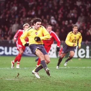 Robert Pires scores Arsenals goal from the penalty spot. FC Thun 0: 1 Arsenal Robert Pires scores Arsenals goal from the penalty spot. FC Thun 0: 1 Arsenal