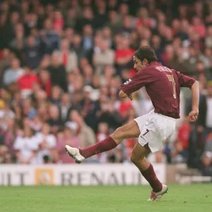 Robert Pires scores a goal for arsenal from the penalty from the penalty spot