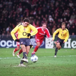 Robert Pires Scores the Penalty: Arsenal's Win Against FC Thun in UEFA Champions League Group B Robert Pires Scores the Penalty: Arsenal's Win Against FC Thun in UEFA Champions League Group B