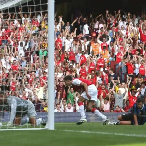 Robin van Perise scores Arsenals 2nd goal Robin van Perise scores Arsenals 2nd goal