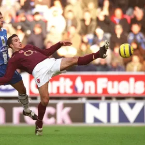 Robin van Persie (Arsenal) Arjan Dezeeuw (Wigan)
