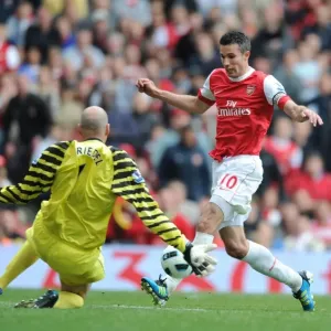 Robin van Persie (Arsenal) Brad Friedel (Aston Villa). Arsenal 1: 2 Aston Villa Robin van Persie (Arsenal) Brad Friedel (Aston Villa). Arsenal 1: 2 Aston Villa