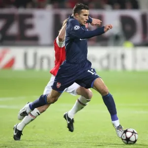 Robin van Persie (Arsenal) Brett Holman (AZ Alkmaar) Robin van Persie (Arsenal) Brett Holman (AZ Alkmaar)