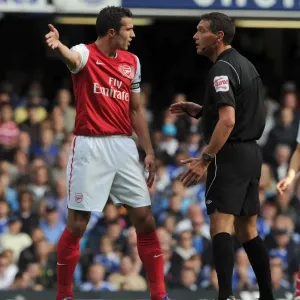 Robin van Persie (Arsenal) chats with Referee Andre Marriner. Chelsea 3: 5 Arsenal