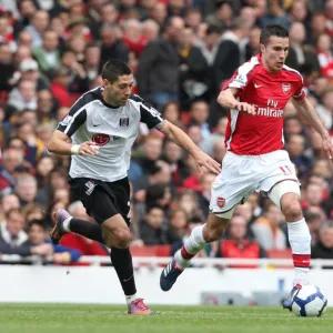 Robin van Persie (Arsenal) Clint Dempsey (Fulham). Arsenal 4: 0 Fulham. Barclays Premier League