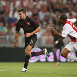 Robin van Persie (Arsenal) Colin (Ajax) Robin van Persie (Arsenal) Colin (Ajax)