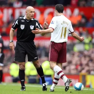 Robin van Persie (Arsenal) complains to referee Howard Webb Robin van Persie (Arsenal) complains to referee Howard Webb