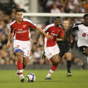 Robin van Persie (Arsenal) Dickson Etuhu (Fulham) Robin van Persie (Arsenal) Dickson Etuhu (Fulham)